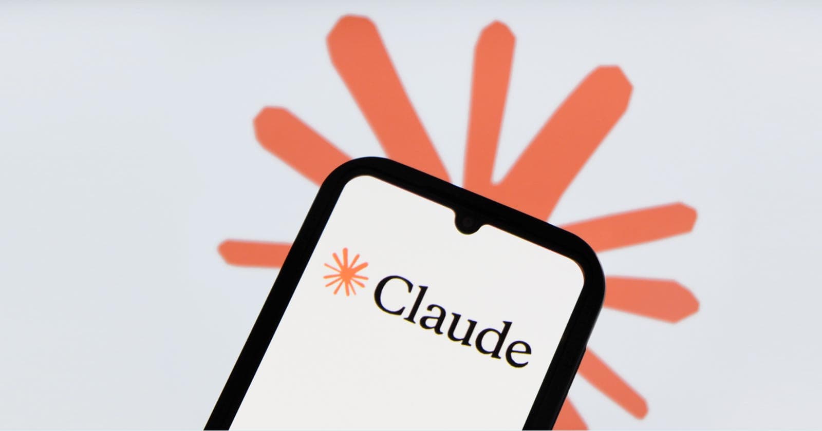 Anthropic მომხმარებლებს აფრთხილებს: ჰაკერები Claude-ის სესიებს ანგარიშების მოსაპარად იყენებენ